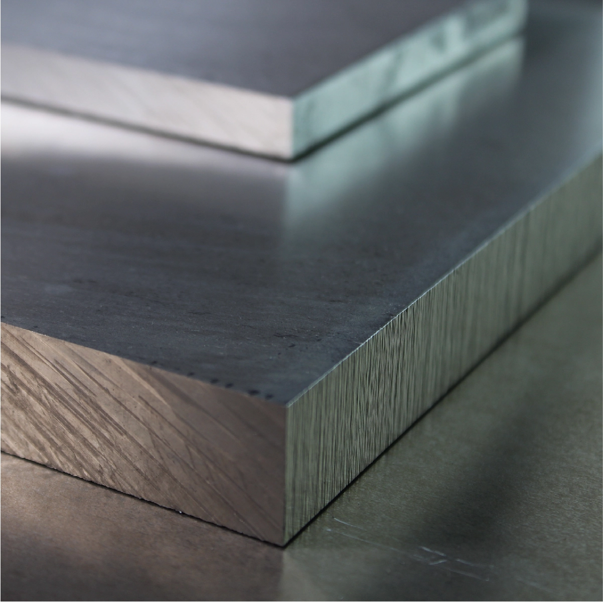 Aluplatte EN AW-5083 – 20 mm stark, Seitenansicht mit sichtbarer Schnittkante