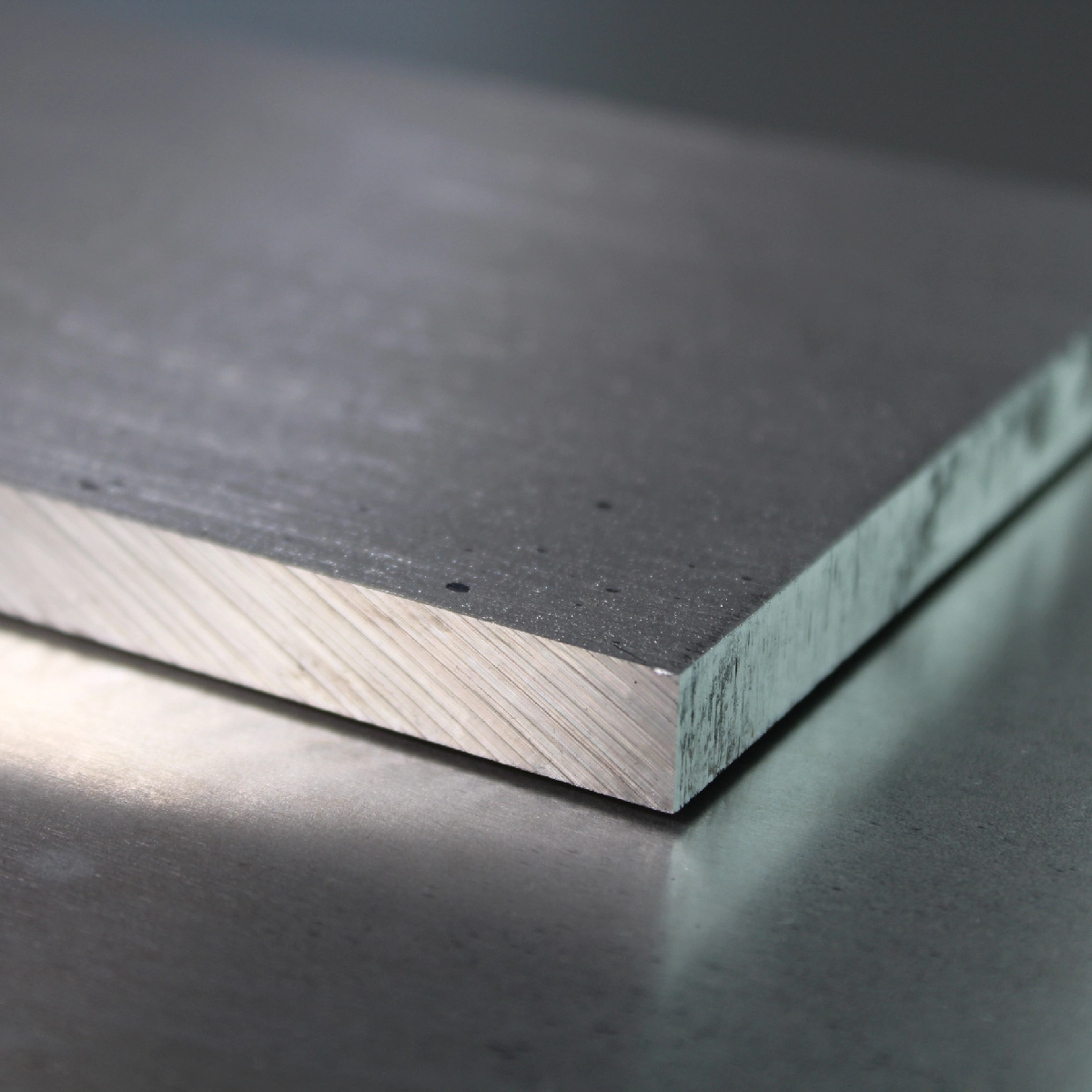 Aluplatte EN AW-5083 – 10 mm stark, Seitenansicht mit sichtbarer Schnittkante